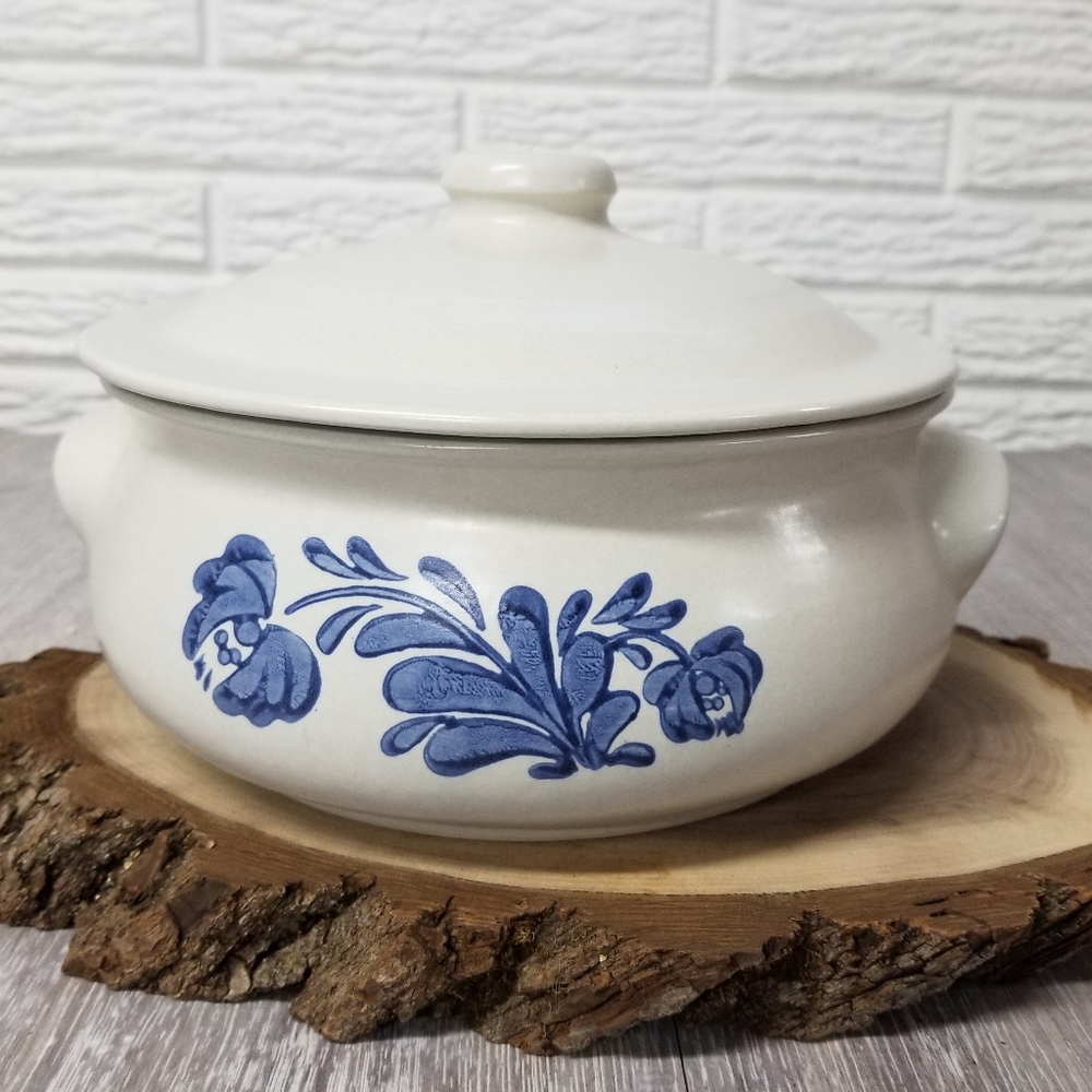 Pfaltzgraff 2 qt.  Yorktowne blue Casserole with lid